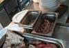 Constanţa: Restaurantul Golful Pescarilor, închis temporar de comisarii de la Protecţia Consumatorilor în urma unei reclamaţii / Au fost găsite produse alimentare fără etichete, o bucătărie improvizată în aer liber, ustensile şi echipamente cu rugină