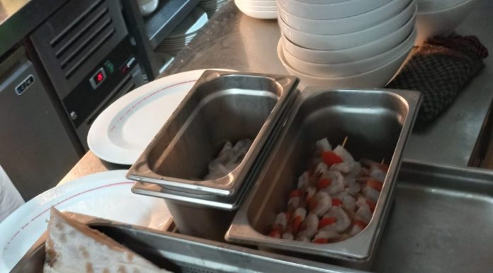 Constanţa: Restaurantul Golful Pescarilor, închis temporar de comisarii de la Protecţia Consumatorilor în urma unei reclamaţii / Au fost găsite produse alimentare fără etichete, o bucătărie improvizată în aer liber, ustensile şi echipamente cu rugină