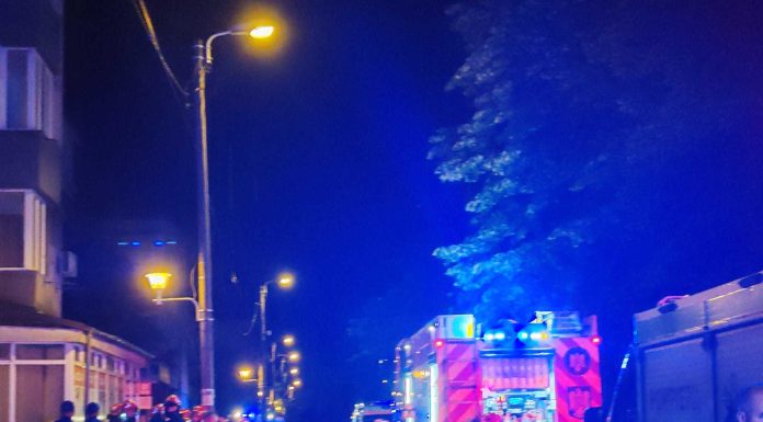 UPDATE – Incendiu la parterul unui bloc din Baia Mare / Patru persoane au fost transportate la spital / 50 de locatari, evacuaţi