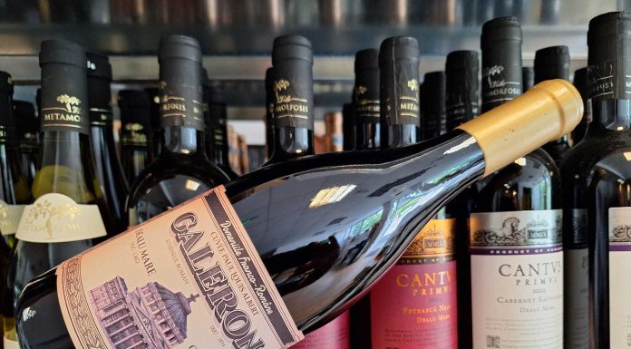 Vinul zilei: un Chardonnay BIO baricat din Dealu Mare, cu arome de fagure de miere, anason și note fine de fum, completate de accente de pară, bergamotă și vanilie. Amplu, elegant și perfect pentru iubitorii de albe cu personalitate