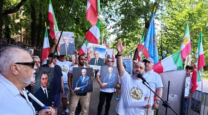 Protest în faţa Ambasadei Iranului din Bucureşti: „Această clădire este simbolul unui regim terorist, criminal”. „E ceva ce lumea trebuie să înţeleagă: poporul iranian nu-şi doreşte ca regimul să se reformeze, ci să dispară” – FOTO
