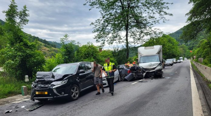 Trafic blocat pe DN 7, în judeţul Vâlcea, din cauza unui accident în care au fost implicate cinci maşini