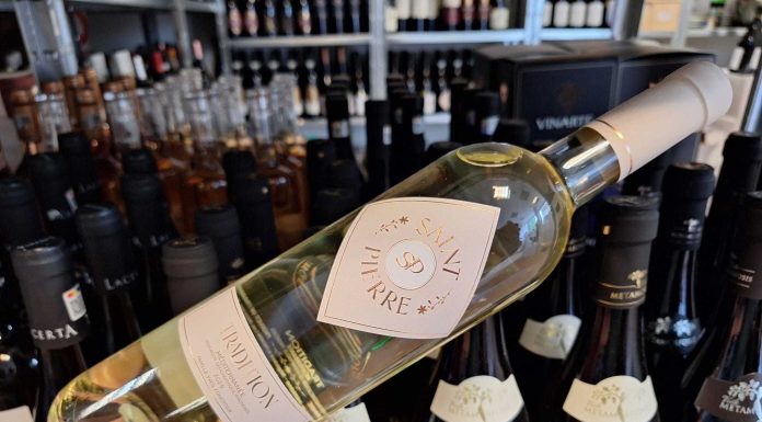 Vinul zilei: un alb mediteraneean din Provence, cu note de flori albe, citrice și fructe tropicale, susținute de o aciditate vibrantă și o mineralitate fină. Proaspăt, luminos și perfect pentru mesele de vară