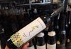 Vinul zilei: un cupaj alb din cinci soiuri care îmbină prospețimea citricelor cu aromele de mere, fructe galbene și iarbă proaspăt cosită. Echilibrat, răcoritor și versatil, este partenerul ideal pentru pește, fructe de mare și seri de vară