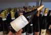 Vinul zilei: un Rioja alb din soiul Viura, cu note de fructe coapte, flori albe și vanilie fină, completate de o textură cremoasă și un final lung, elegant. Un vin savuros alături de preparate din pește, legume la grătar sau risotto