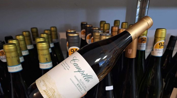 Vinul zilei: un Rioja alb din soiul Viura, cu note de fructe coapte, flori albe și vanilie fină, completate de o textură cremoasă și un final lung, elegant. Un vin savuros alături de preparate din pește, legume la grătar sau risotto