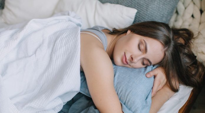 Alimentul pe care să îl consumi cu o oră înainte de culcare, pentru un somn odihnitor, recomandat de experți