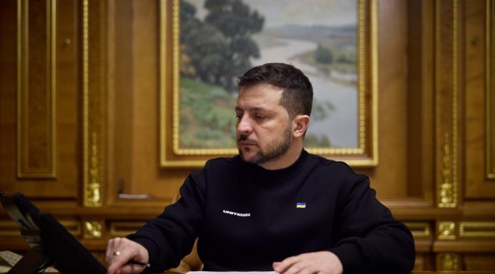 Zelenski anunţă majorarea salariilor militarilor şi intenţia de a recruta mai mulţi combatanţi din străinătate